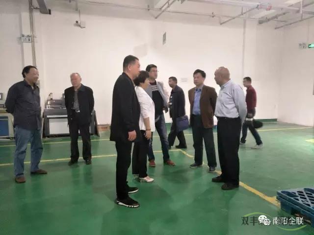 評審委員會有關(guān)專家深入南陽市雙豐印務(wù)有限公司生產(chǎn)車間參觀調(diào)研