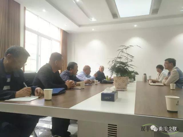 評審委員會有關(guān)專家認(rèn)真聽取南陽市雙豐印務(wù)有限公司總經(jīng)理陳世杰及財務(wù)總監(jiān)的詳細(xì)報告