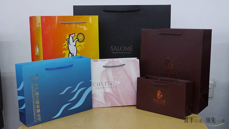 	手提袋印刷作為企業(yè)宣傳，品牌擴(kuò)大影響力的一個(gè)重要媒介，每個(gè)企業(yè)的營銷部都非常熟悉，一年要都要制作很多批次，每次活動(dòng)，促銷都要制作，在南陽，哪家手提袋印刷專業(yè)呢？